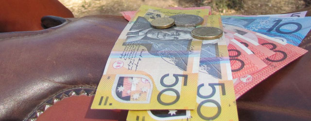 Australische Dollarscheine liegen auf einem Pferdesattel